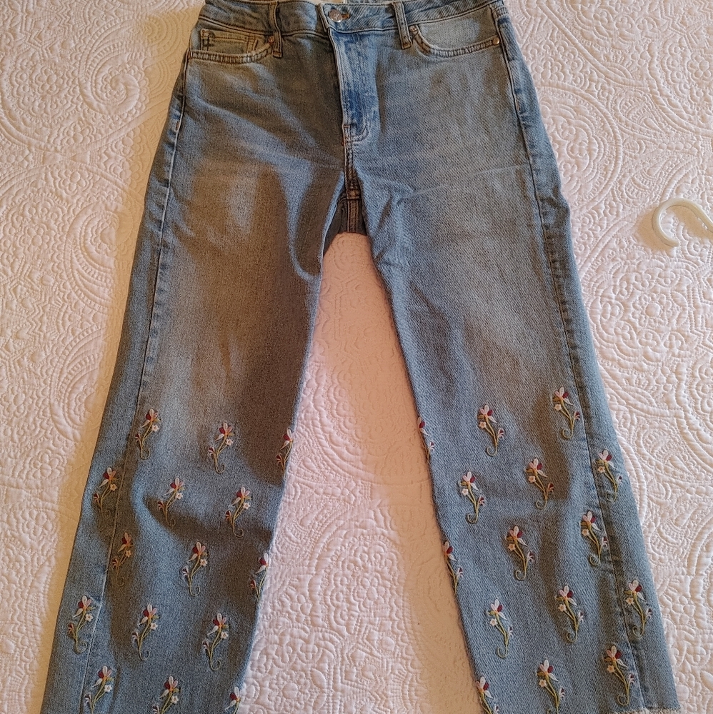 Pilcro by Anthropologie embroidered cropped jeans
